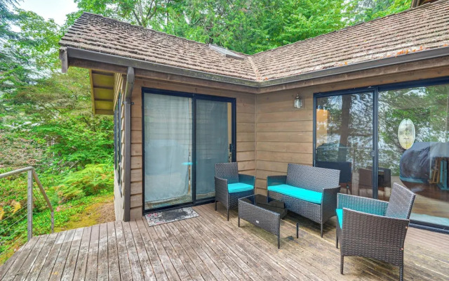 Waterfront Bainbridge Island Home: Stunning Views!