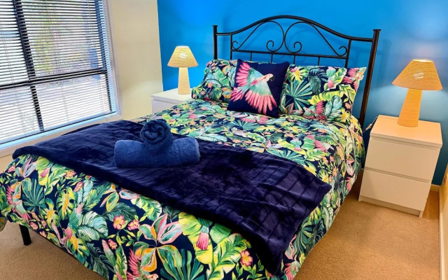 Lakeside Getaway - 4BR Jetty Wi-fi Waterfront