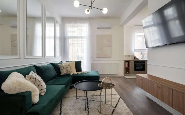 Gorgeous & Bright 2BR Condos - Steps From Old Town