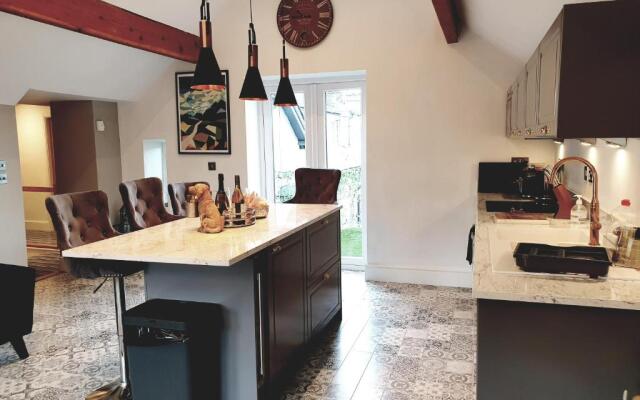 Central Windermere Luxury two bed Apartment Dog Friendly