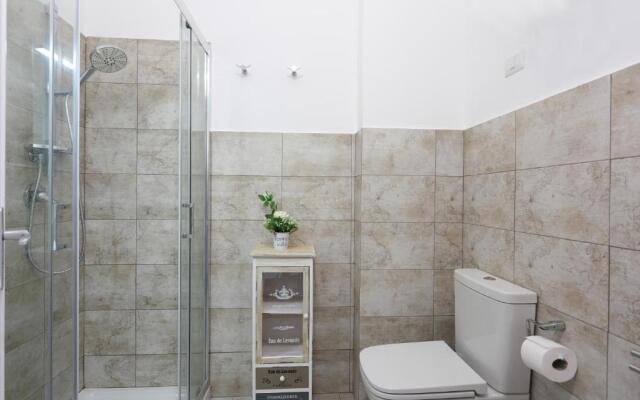 Pietrenere APT with Balcony 120m from the Sea
