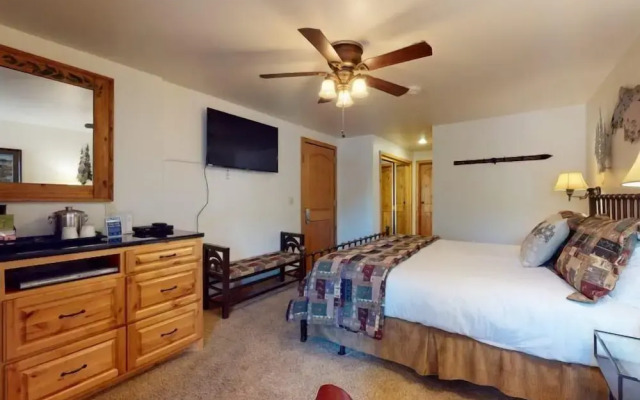 Exclusive Ski in, Ski out 4 Bedroom Vacation Rental with Hot Tubs and Heated Outdoor Pool in Lionshead Village