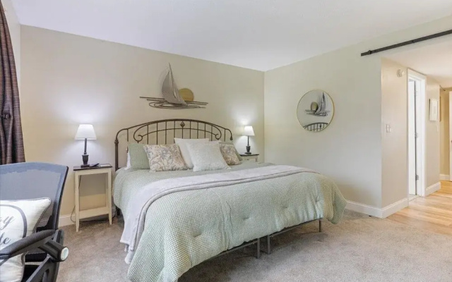 Lakefront Osage Beach Condo + Workspace w/ Pool Views