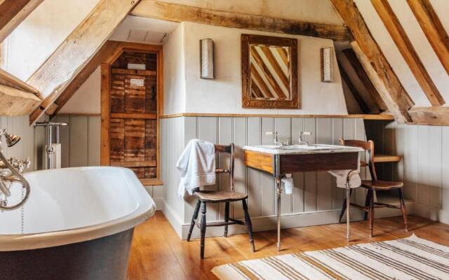 Lavish Tudor Estate Gardens - Sleeps 25