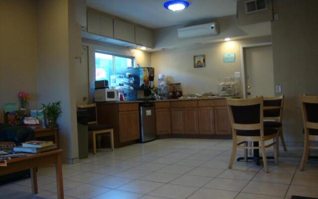 Townhouse Inn & Suites