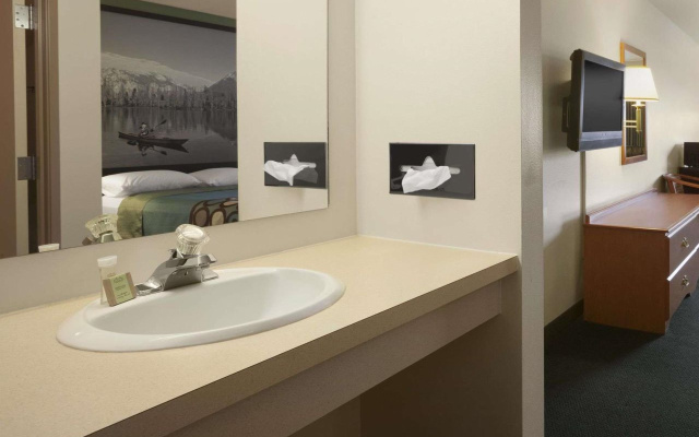 Super 8 by Wyndham Salmon