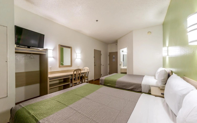 Motel 6 San Antonio, TX - South
