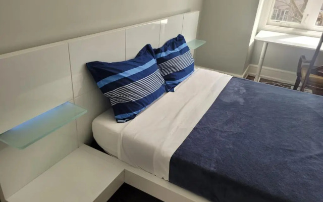 Toronto Modern House guest room