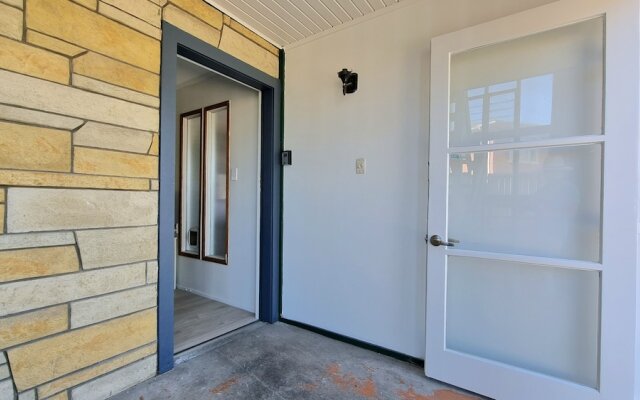 Lovely 2- Bedroom Unit with Free Parking