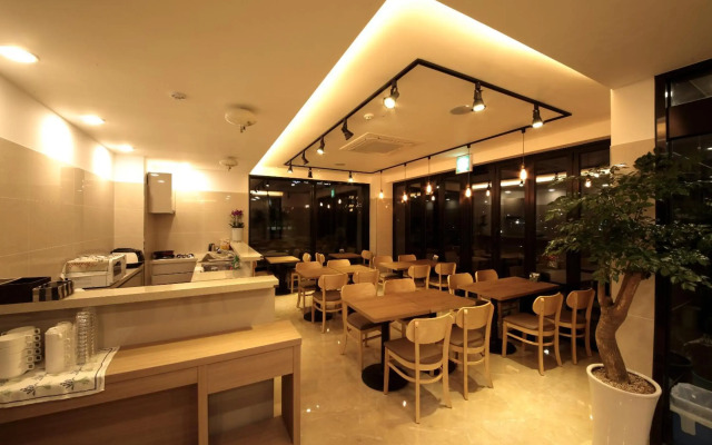 Harbor Hotel