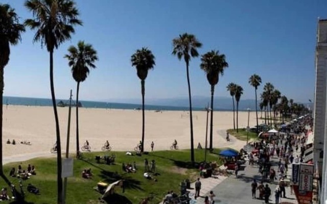 935 Venice Beach - Studio Apts