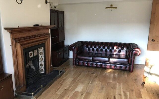 Melrose Lodge 4-bedroom house 1-bed flat