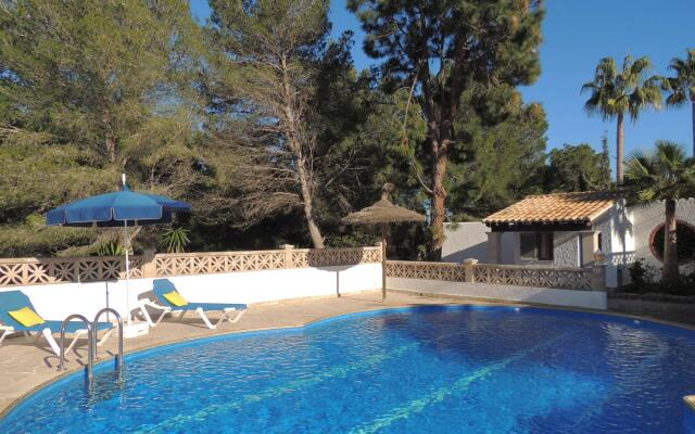 Charming villa with private pool and air conditioning, near the beach