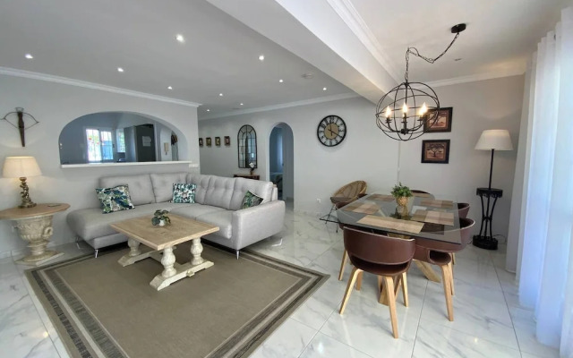 Villa With Pool, Walk to Beach, Restaurants, Shops