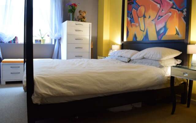 2 Bed Flat in Shoreditch With Balcony