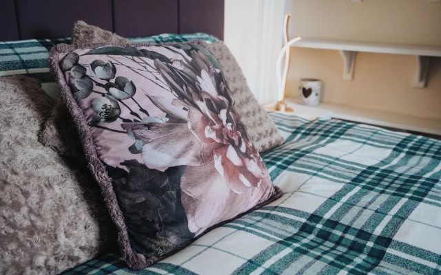Spacious 4-bedroom Manchester Retreat With Garden