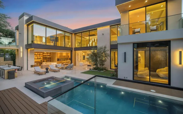 Hutton Villa - 5-bedroom Retreat in Iconic Beverly Hills Oasis