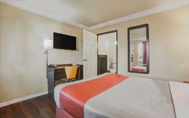 Motel 6 Fresno, CA - Belmont Ave