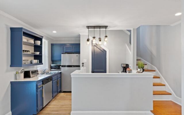 Quiet Retreat Off Magazine w Balcony Parking