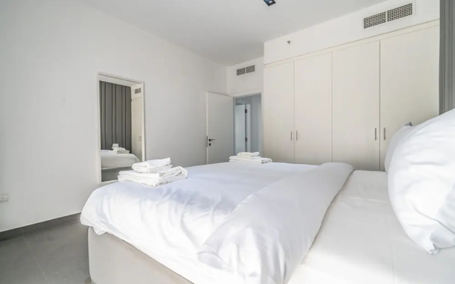 Luxury Waterfront Apartment with Beach Access