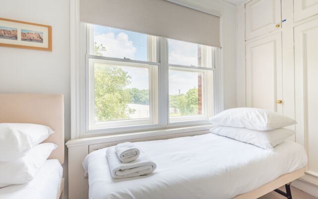 Charming Chelsea Apartment overlooking the Thames