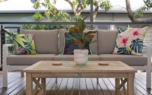 Urbanretreat Modern Outdoor Dining Backyard