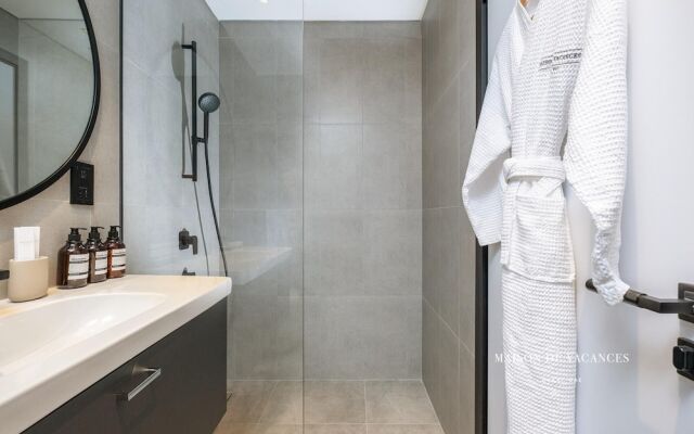 Luxurious 2BR w/ Waterfront and Burj Khalifa View