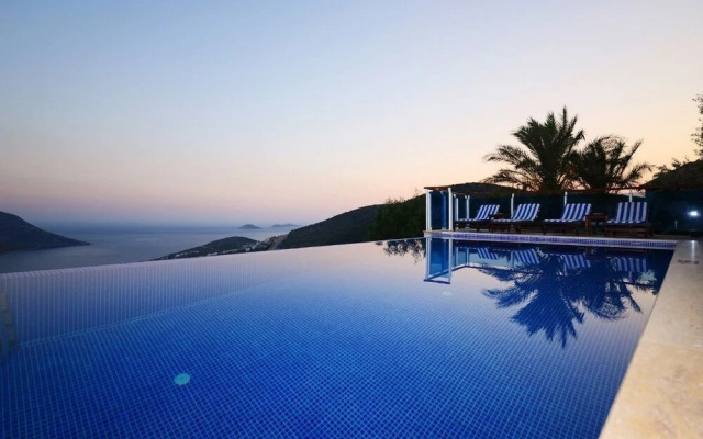 Villa Alfa by Akdenizvillam