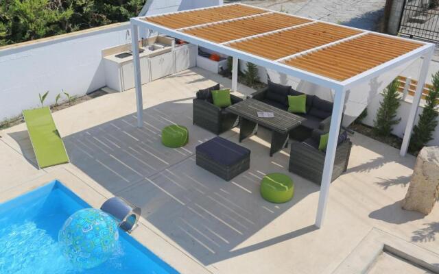 Villa Douglas - Private Pool, BBQ, 4Bdrms, View