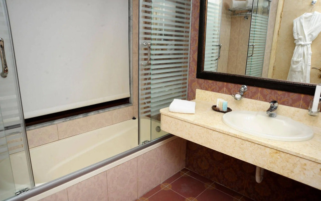 Queen's Suite Hotel
