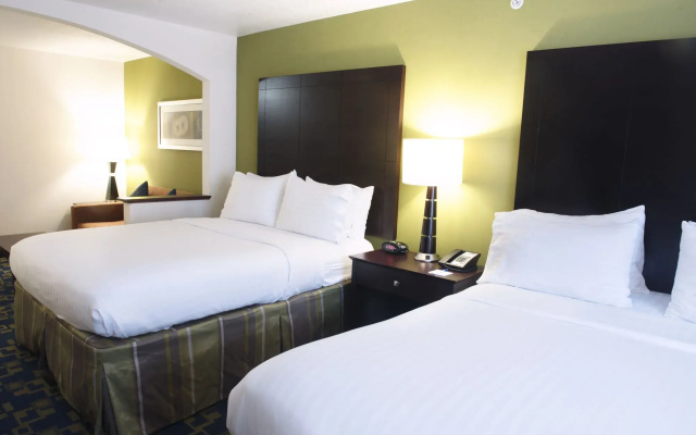 Holiday Inn Express and Suites Urbandale by IHG