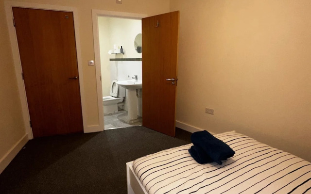 Stunning 5-bed House in Peterborough, Host 15 g
