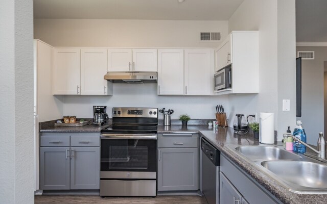 The Luxe Suites of Oceanside with Pool & Gym