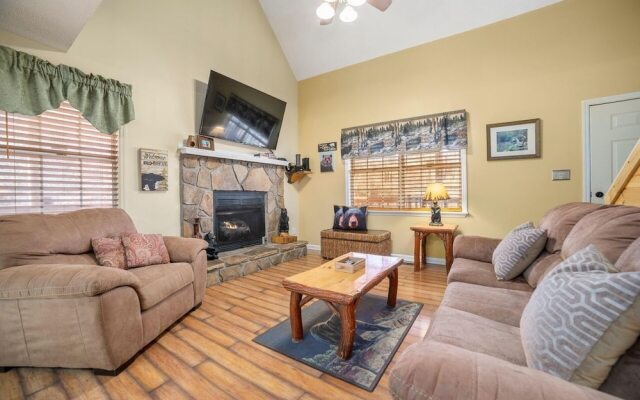 Strollin' Bear 3 Bedroom Home by RedAwning