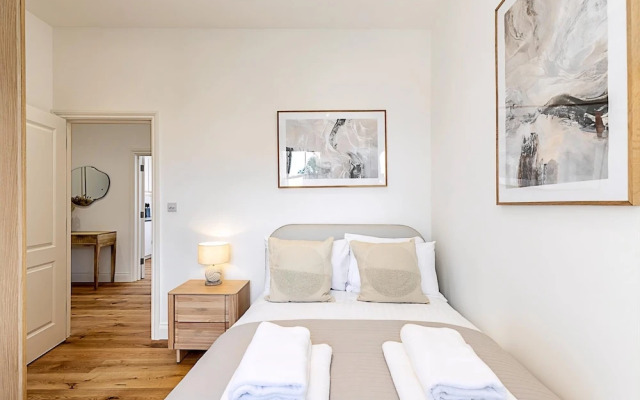 Stylish Chelsea Escape With Private Outdoor Oasis!