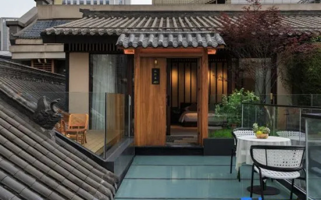 RETURN Courtyard Hotel