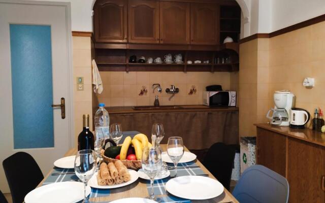 Apartment 94m2, center of Sitia, WiFi, 350m beach