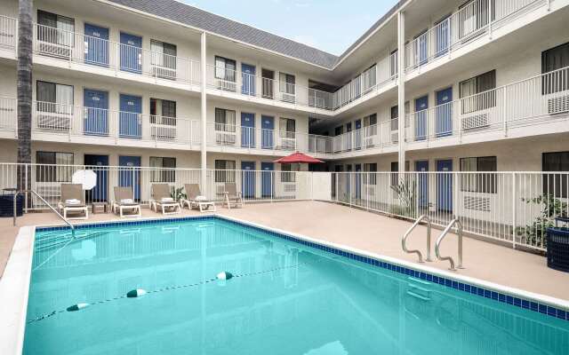 Motel 6 Buena Park, CA - Knotts Berry Farm - Disneyland