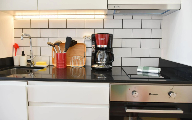 NEW!Central w/ sunny terrace - 9 min walk Trindade