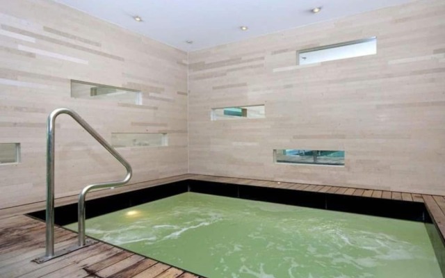 Viaduct Marina Executive -Parking & Pool