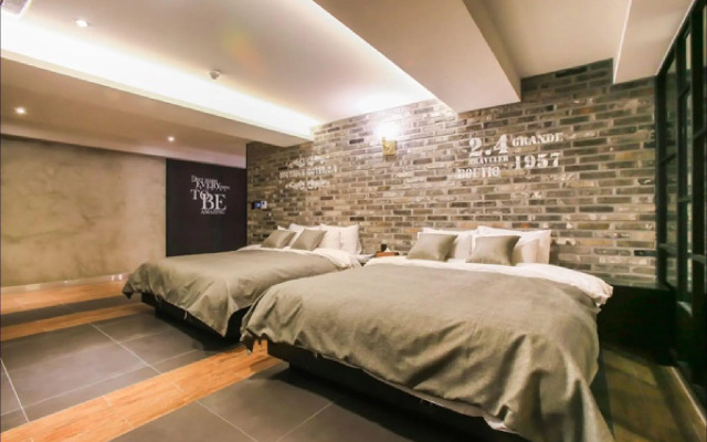 Hotel 2.4