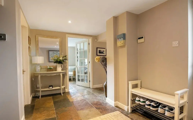 Lovely 5BD Home with Cinema & Games Room