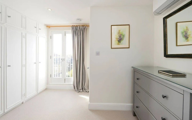 Spacious 4 Bed House, Battersea
