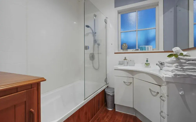 Kohi Family Home- Netflix & Gardens View