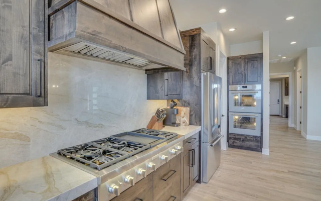Spacious Utah Escape w/ Balcony & Mountain Views!