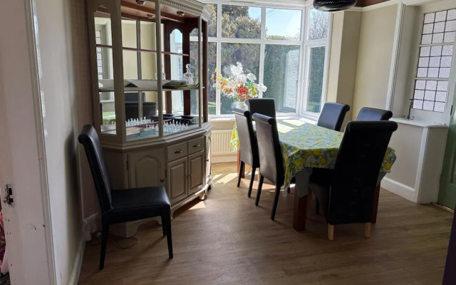 10 Guests - 5 Bedrooms - Free Parking - Petok