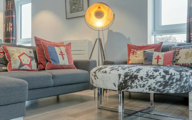 Modern 3 Bedroom Top Floor Apartment