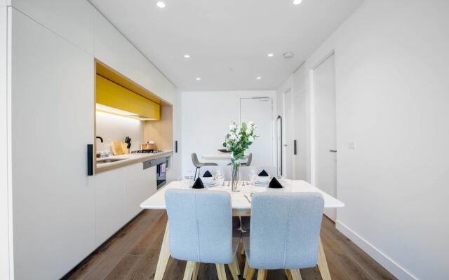 87 Docklands 2BD 2BTH Waterside with Carpark
