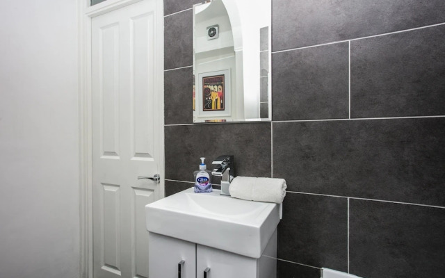 2 Bedroom Flat In Old Street With Private Balcony