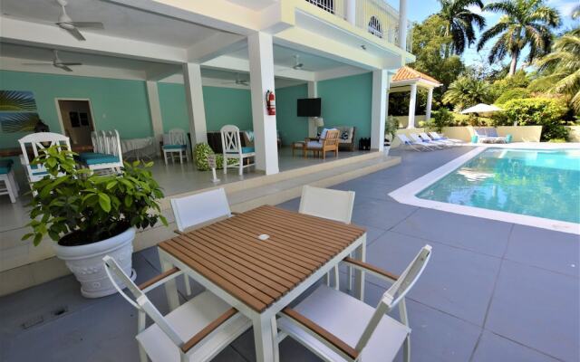 Summerhill, 8BR by Jamaican Treasures